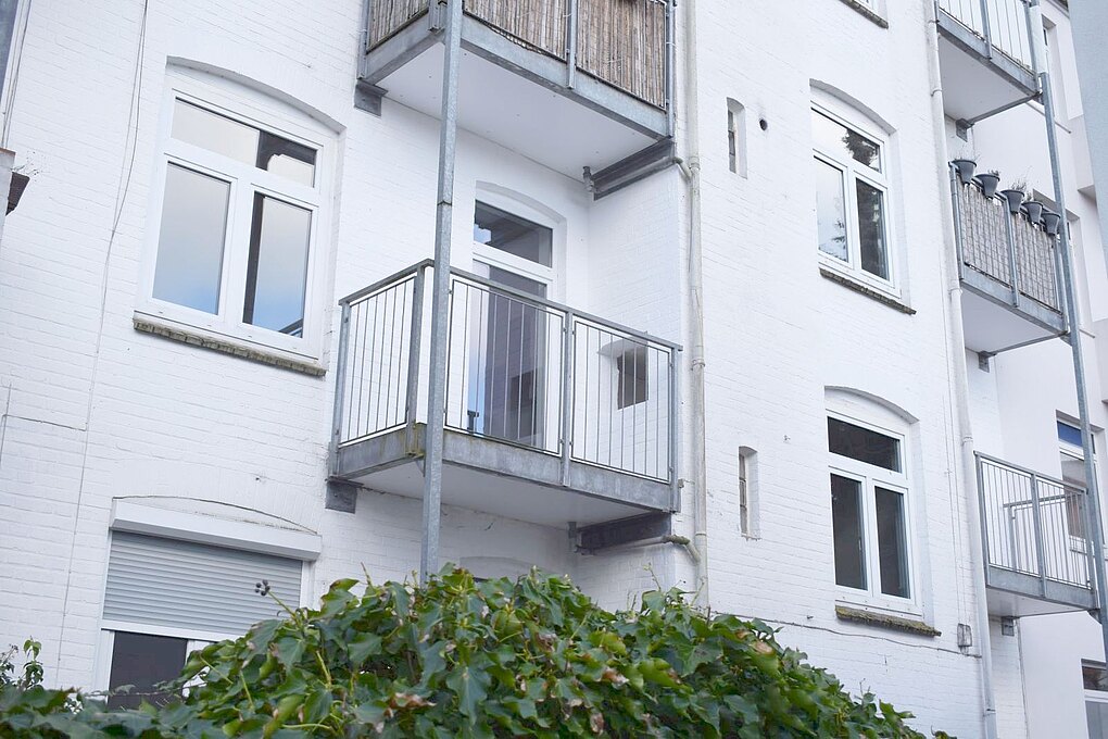 4-Zimmer-Altbauwohnung im Premiumzustand mit zwei Balkonen im 1. Obergeschoss