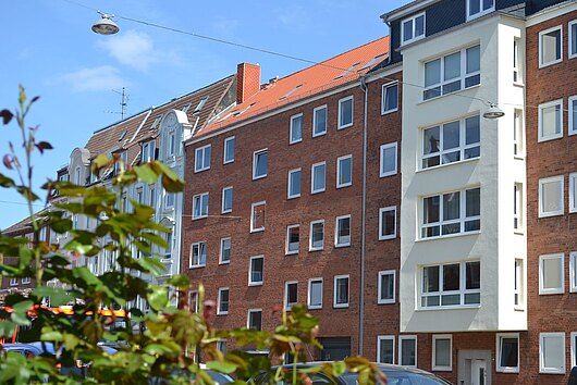 Modernisierte, zzt. vermiet. 3-Zimmer-Wohnung mit Balkon und optionalem PKW-Stellplatz in 24105 Kiel